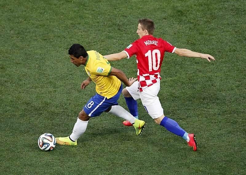 Modric e Paulinho in un contrasto in Brasile - Croazia
