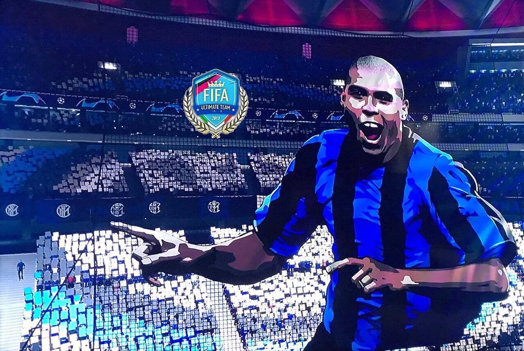Ronaldo all'Inter, la gigantografia presente sugli spalti in FIFA 19
