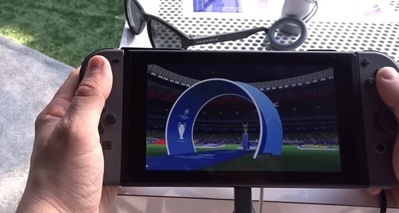 Qui uno screen in-game di FIFA 19 per Nintendo Switch, con la Champions League sullo sfondo